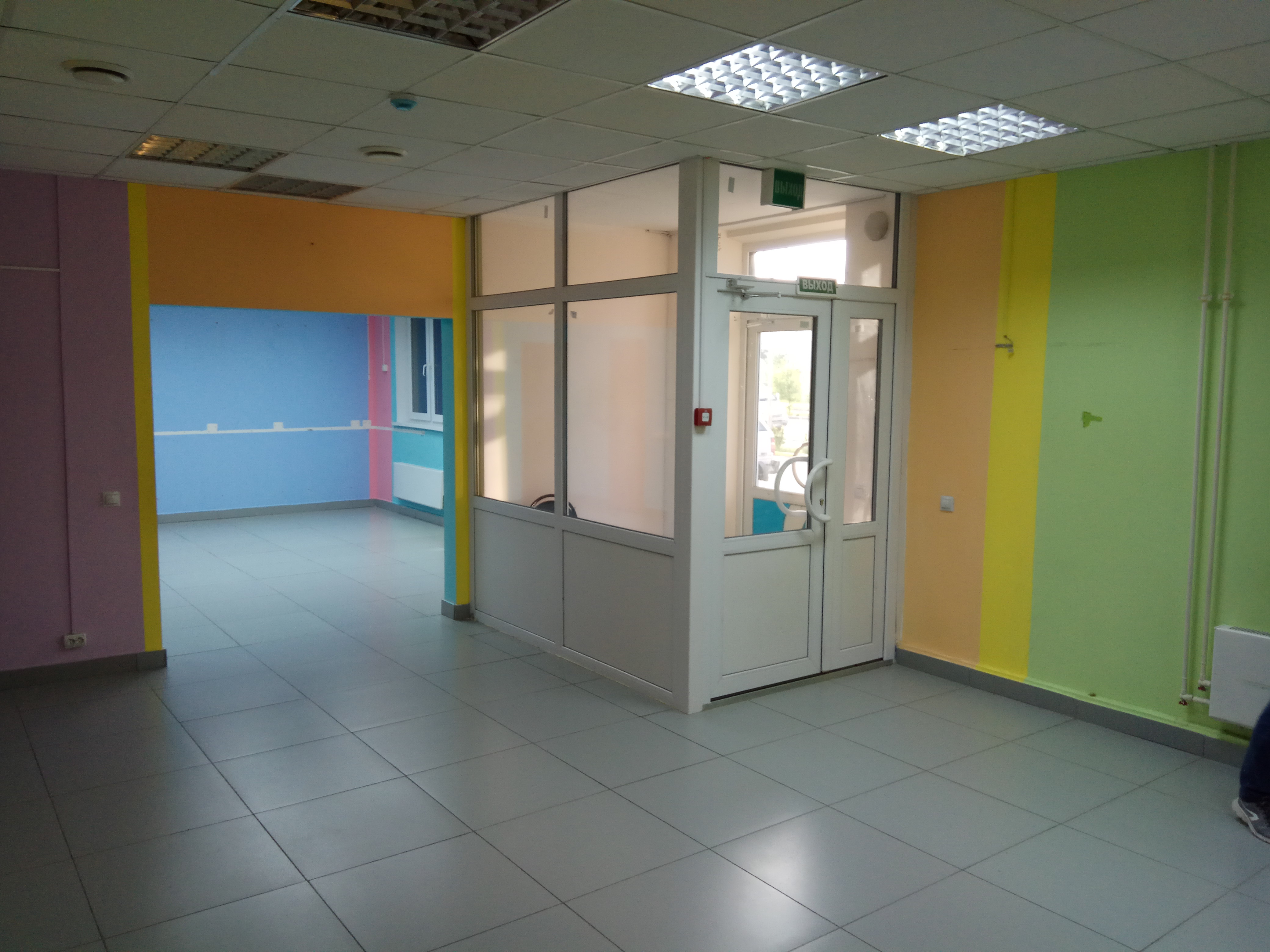 Пластиковые двери для детского центра